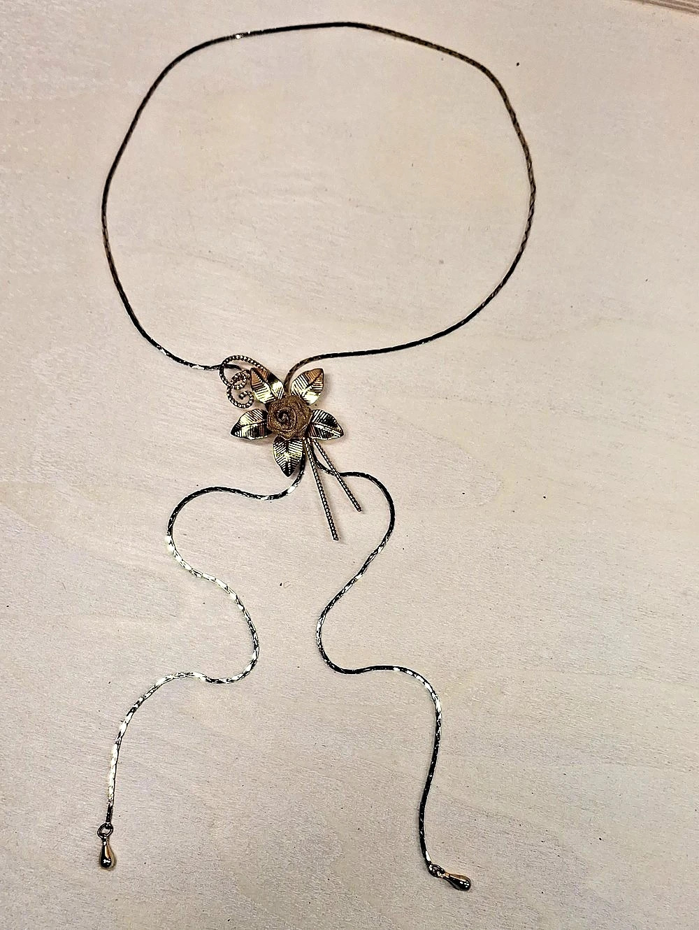 Vitntage Floral Pendant Necklace in Gold